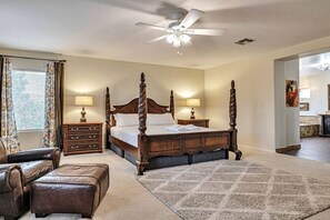4 bedrooms, iron/ironing board, free WiFi - Private Pool, Pool Table, BBQ, Near San Diego Padres & Seattle Mariners Spring Training + FREE GOLF! (Glendale)