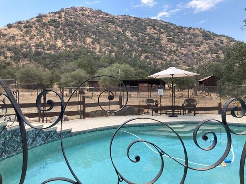 Private Hot Tub - Shared Pool - 6 Miles to Sequoia - Walk To Town - Mtn Views