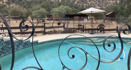 Private Hot Tub - Shared Pool - 6 Miles to Sequoia - Walk To Town - Mtn Views