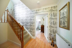 Interior - Earnside Cottage, with charming riverside views (Comrie)