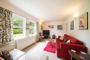 TV, books - Earnside Cottage, with charming riverside views (Comrie)