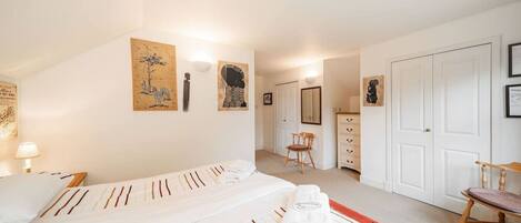 3 室のベッドルーム、アイロン / アイロン台、旅行用ベビーベッド、WiFi (無料)