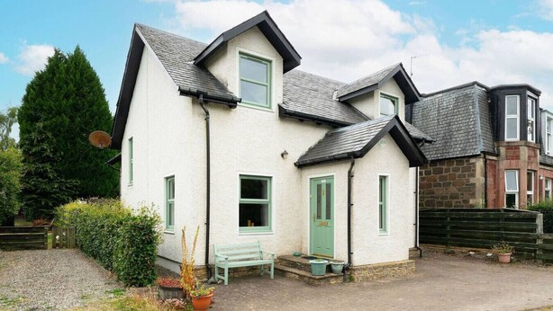 A two-story house with a green door and windows, a gravel driveway, and a bench. - Earnside Cottage, Tranquil Escape in Comrie (Comrie)