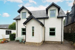 Exterior - Earnside Cottage, with charming riverside views (Comrie)