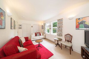 TV, books - Earnside Cottage, with charming riverside views (Comrie)