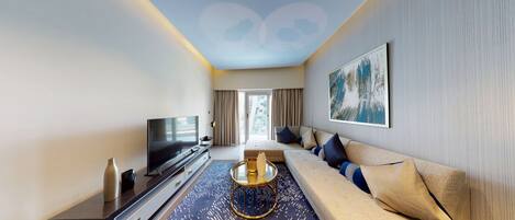 Deluxe-Apartment | Wohnbereich | 43-Zoll-LCD-Fernseher mit Kabelempfang, Fernseher