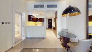 Deluxe-Apartment | Essbereich im Zimmer