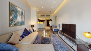 Deluxe-Apartment | Wohnbereich | 43-Zoll-LCD-Fernseher mit Kabelempfang, Fernseher