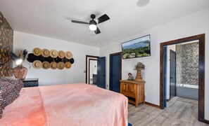 6 slaapkamers, een bureau, een strijkplank/strijkijzer, gratis wifi