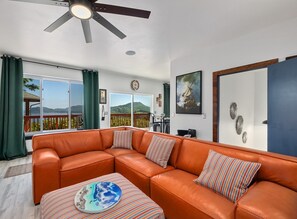 TV connectée, livres, chaîne hi-fi, écrans d'ordinateur