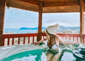 Outdoor spa tub