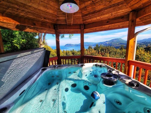 Remodeled ocean view home directly above the Sekiu marina. Relaxation, renewal. 