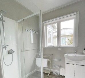 Shower, towels, soap, shampoo - Tongariro Manuka House, National Park, Mt Ruapehu. (National Park)