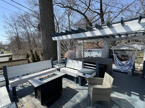 Terrace/patio - 4 Beds, Pizza Oven, Hot Tub, Mini- Golf, Lake View, Bowling, Projector & More! (Waterford Township)