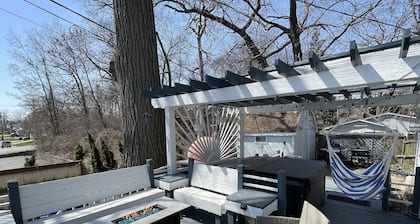 4 Beds, Pizza Oven, Hot Tub, Mini- Golf, Lake View, Bowling, Projector & More!