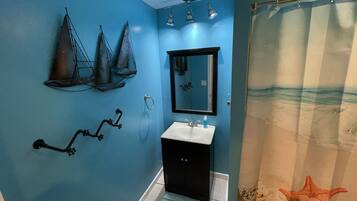 Kombination af bruser/badekar, håndklæder, Sæbe, Shampoo