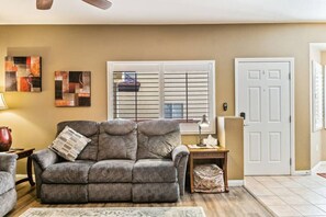 Smart TV, books - Desert Valley Hide Out by J and Amy BL991341 (Mesquite)