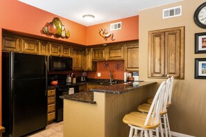 Kjøleskap, mikrobølgeovn, ovn og kokeplater