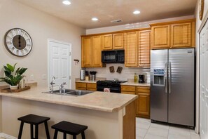 ثلاجة، ميكروويف، فرن، موقد طهي مسطح