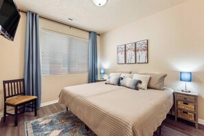 2 dormitorios, escritorio, tabla de planchar con plancha y wifi