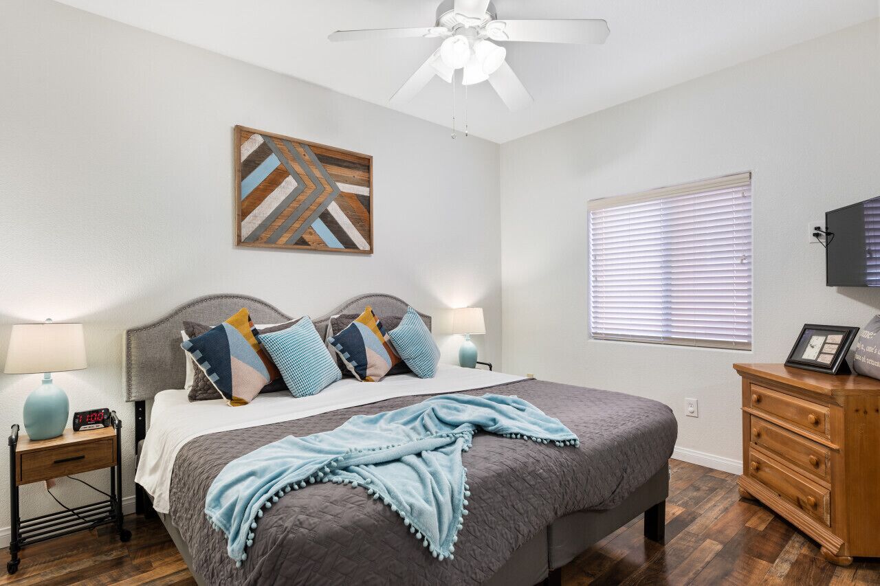 2 soverom, skrivebord, strykejern/-brett og reiseseng for barn