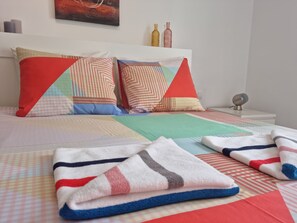 2 bedrooms, in-room safe, iron/ironing board, travel cot - Superb, 2 bedroom pool view apartment.  Fantastic location in Puerto Del Carmen (Tías)