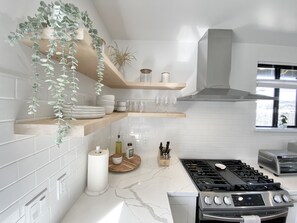 Fridge, microwave, oven, stovetop - Beautiful 3BR Home-Perfect Location (South San Francisco)