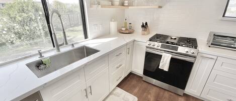 冷蔵庫、電子レンジ、オーブン、コンロ