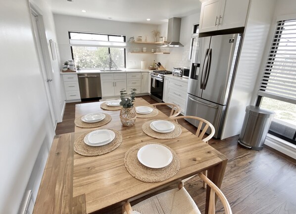 Fridge, microwave, oven, stovetop - Beautiful 3BR Home-Perfect Location (South San Francisco)