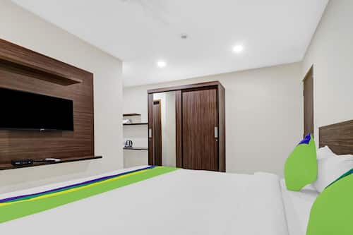 Standard Double Room | Desk, iron/ironing board