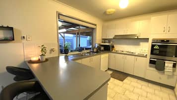 Refrigerador, microondas, horno y parrilla de estufa