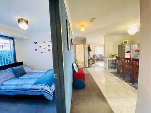 3 bedrooms, desk, iron/ironing board, travel crib - Entire Home In Werribee On the Best Possible Location. (Werribee)