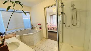 Combined shower/bathtub, jetted bath, hair dryer, towels