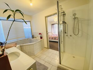 Combined shower/bathtub, jetted bath, hair dryer, towels - Entire Home In Werribee On the Best Possible Location. (Werribee)