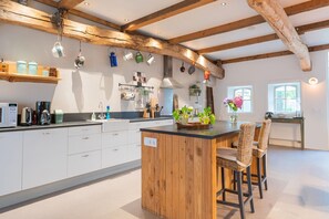 Fridge, microwave, oven, stovetop - Farmhouse in Elsendorp with Garden (Elsendorp)