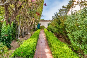 Property grounds - Casa del Sol - Historic Santa Barbara Adobe (Santa Barbara)