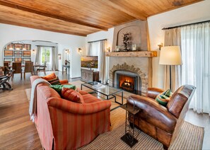 Télévision, cheminée