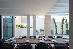 Dining - 250m2 pool, Daily Housekeeping, Spa, 300m to beach and Shops: by etouri (Chania)
