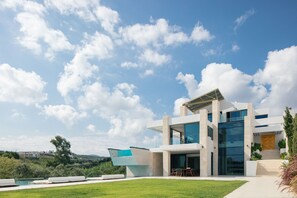 Exterior - 250m2 pool, Daily Housekeeping, Spa, 300m to beach and Shops: by etouri (Chania)