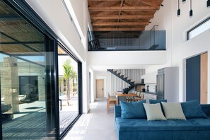 TV, Netflix, streaming services, stereo