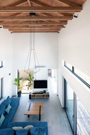 TV, Netflix, streaming services, stereo