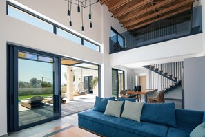 TV, Netflix, streaming services, stereo