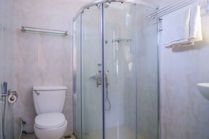 Duschwanne, Haartrockner, Handtücher, Seife