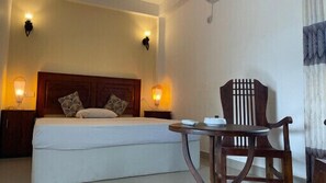 1 Schlafzimmer, Zimmersafe, Schreibtisch, Bügeleisen/Bügelbrett