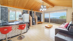 Basic Room, 4 Bedrooms (dokchae) | 2 bedrooms, free WiFi - Jeju Oceancliffcottage (Jeju City)