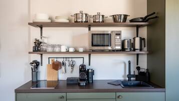 Design Suite | Private kitchen | Full-sized fridge, microwave, stovetop, dishwasher