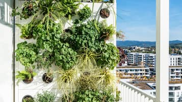 Ein Balkon mit vertikalem Garten.