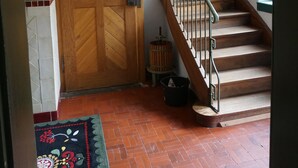 A wooden staircase with a metal railing leading to a landing. - Romantisches Ferienhaus Mitten in der Natur (Wiesbaden)