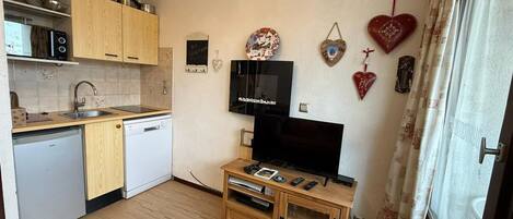 Kylskåp, mikrovågsugn, diskmaskin och kaffe- och tebryggare