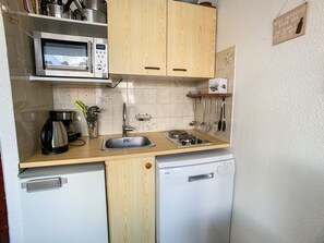 Fridge, microwave, dishwasher, coffee/tea maker